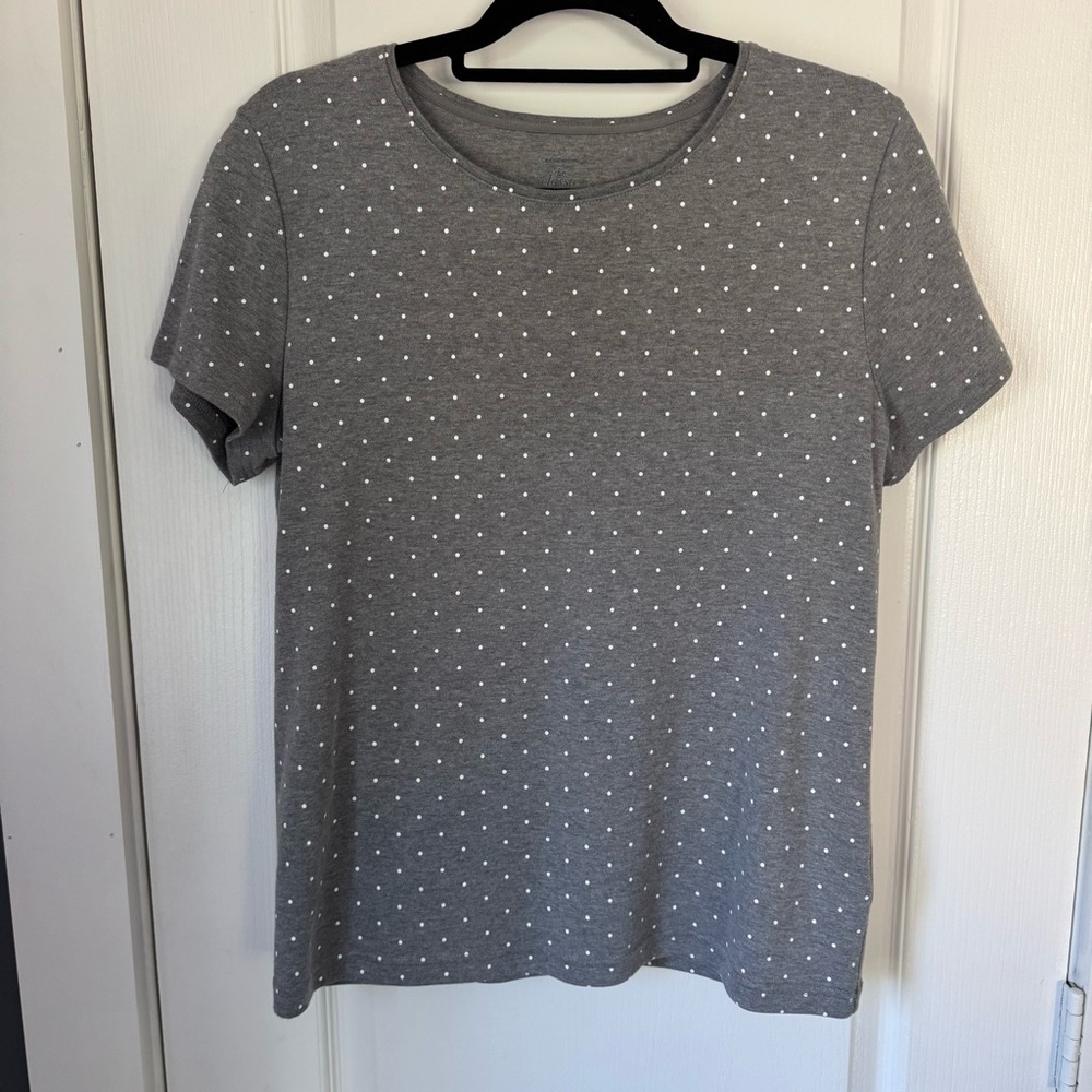 NWOT Croft & Barrow Woman’s Gray and White Dotted Short Sleeve Tee Size M